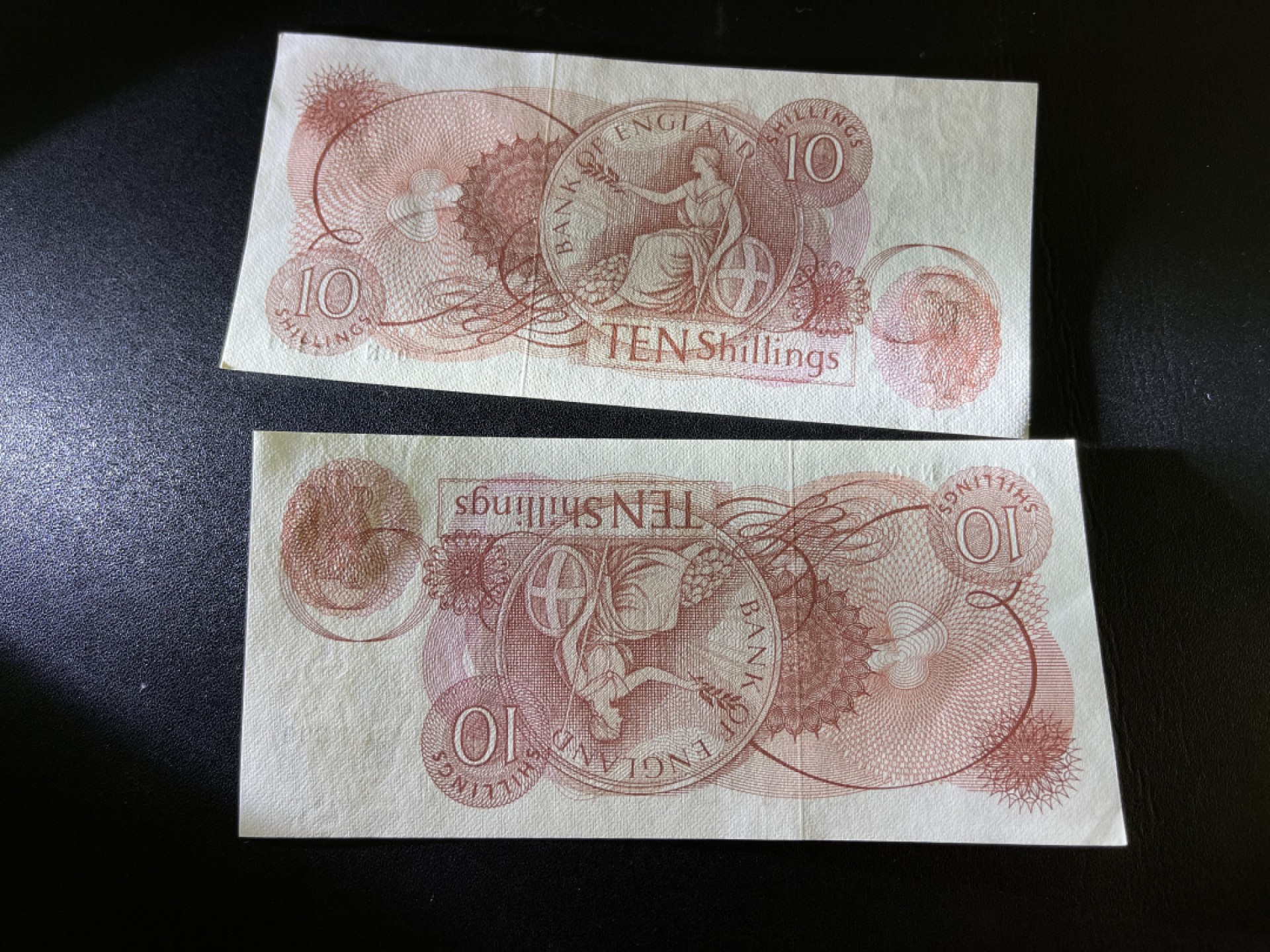 《外钞收藏家》第二百一十期  英国C序列10先令 无47连号 近全新角不绝 轻微潮