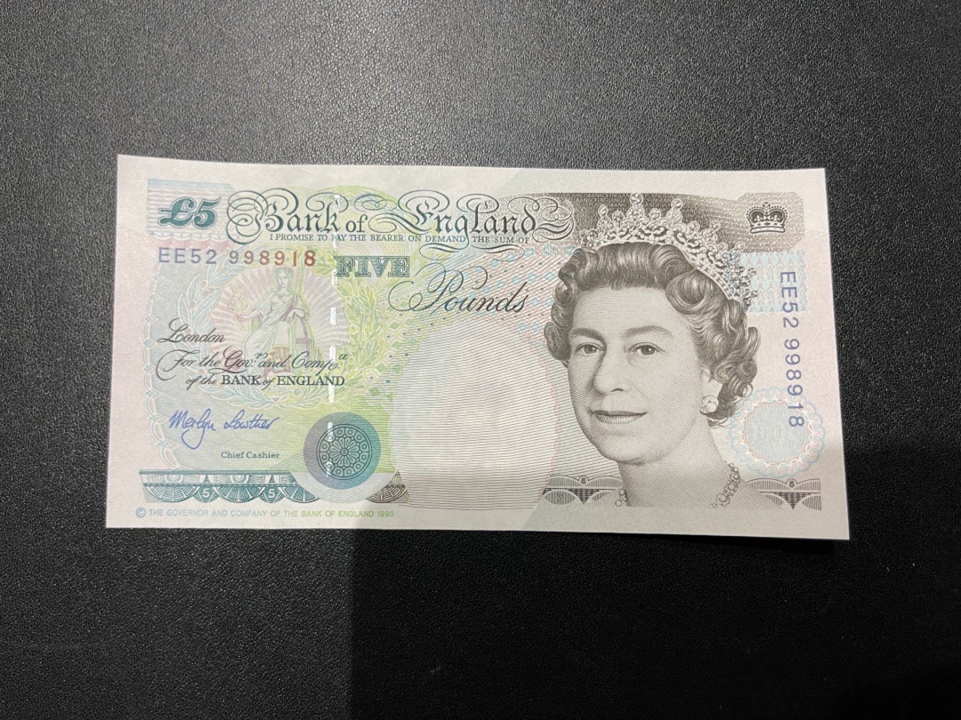 《外钞收藏家》第二百一十期 英国E序列5镑 EE冠 无47靓号尾8 全新UNC