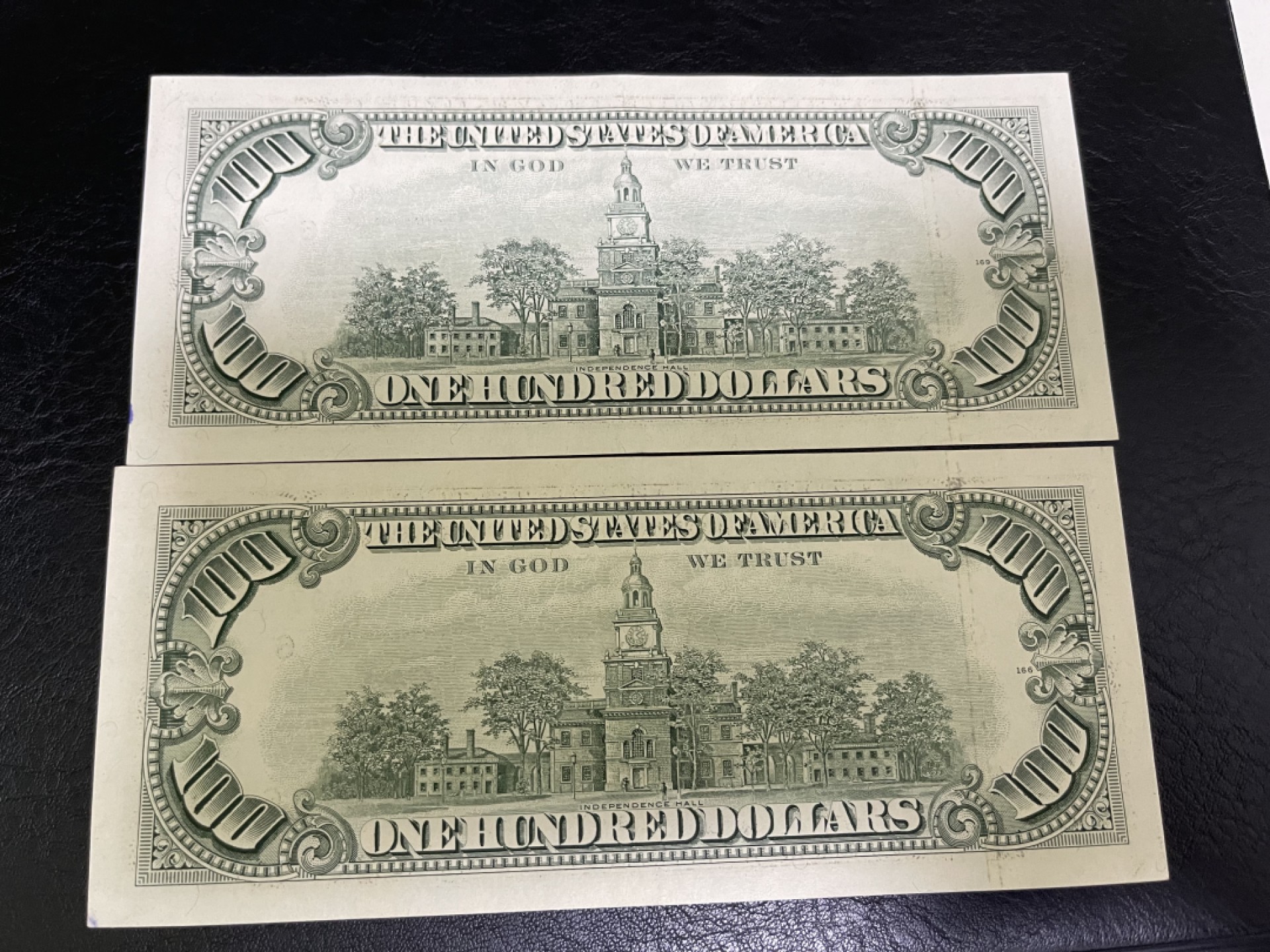 《外钞收藏家》第二百一十期 1990年100美元两张连号一起 小头版 AU品相 有一张背面右下角有一个污点