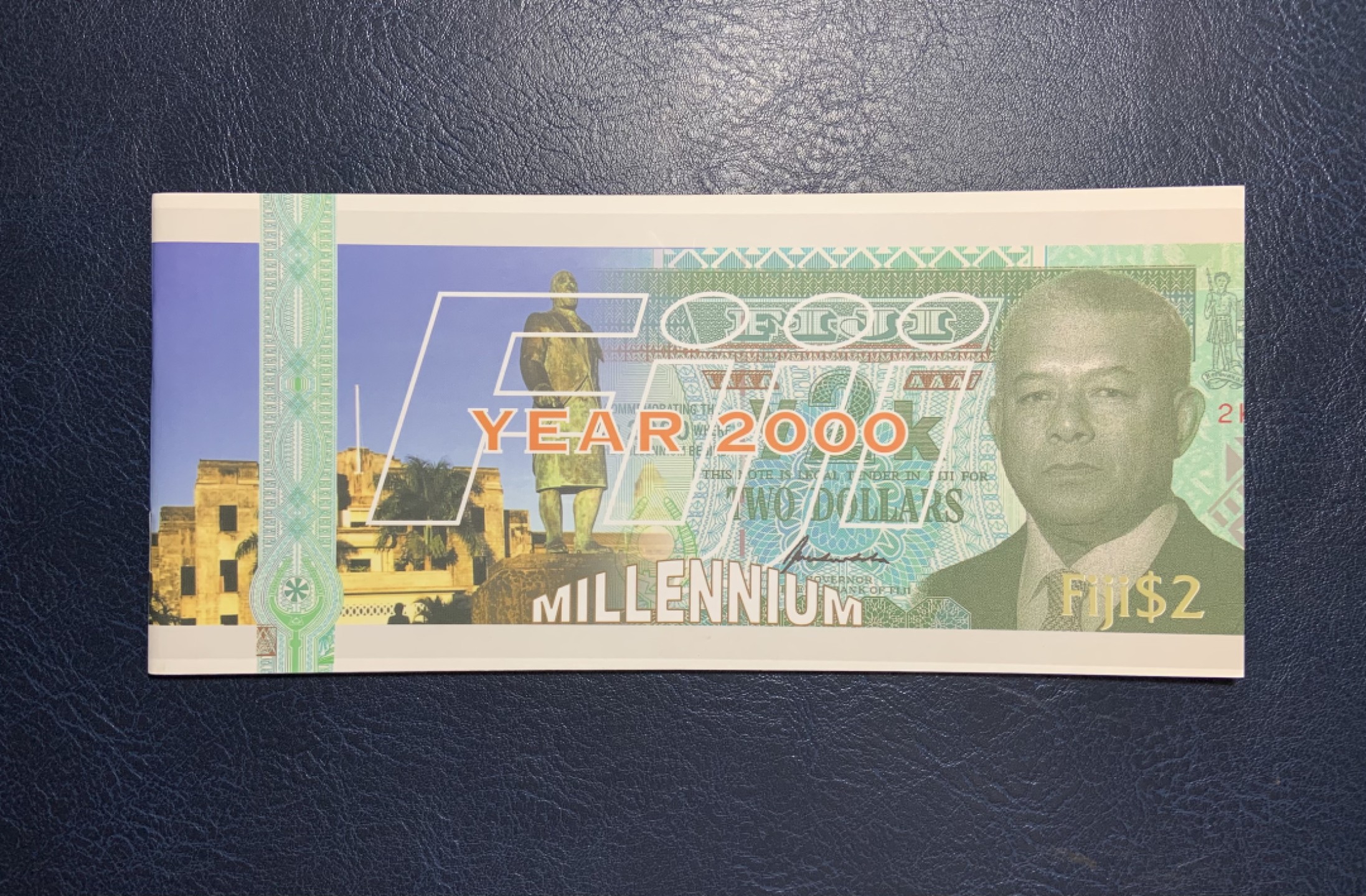 收藏联盟Quantum Auction 第200期拍卖  斐济群岛2000年2元千禧年纪念钞 品相全新UNC 带官方原版纪念册