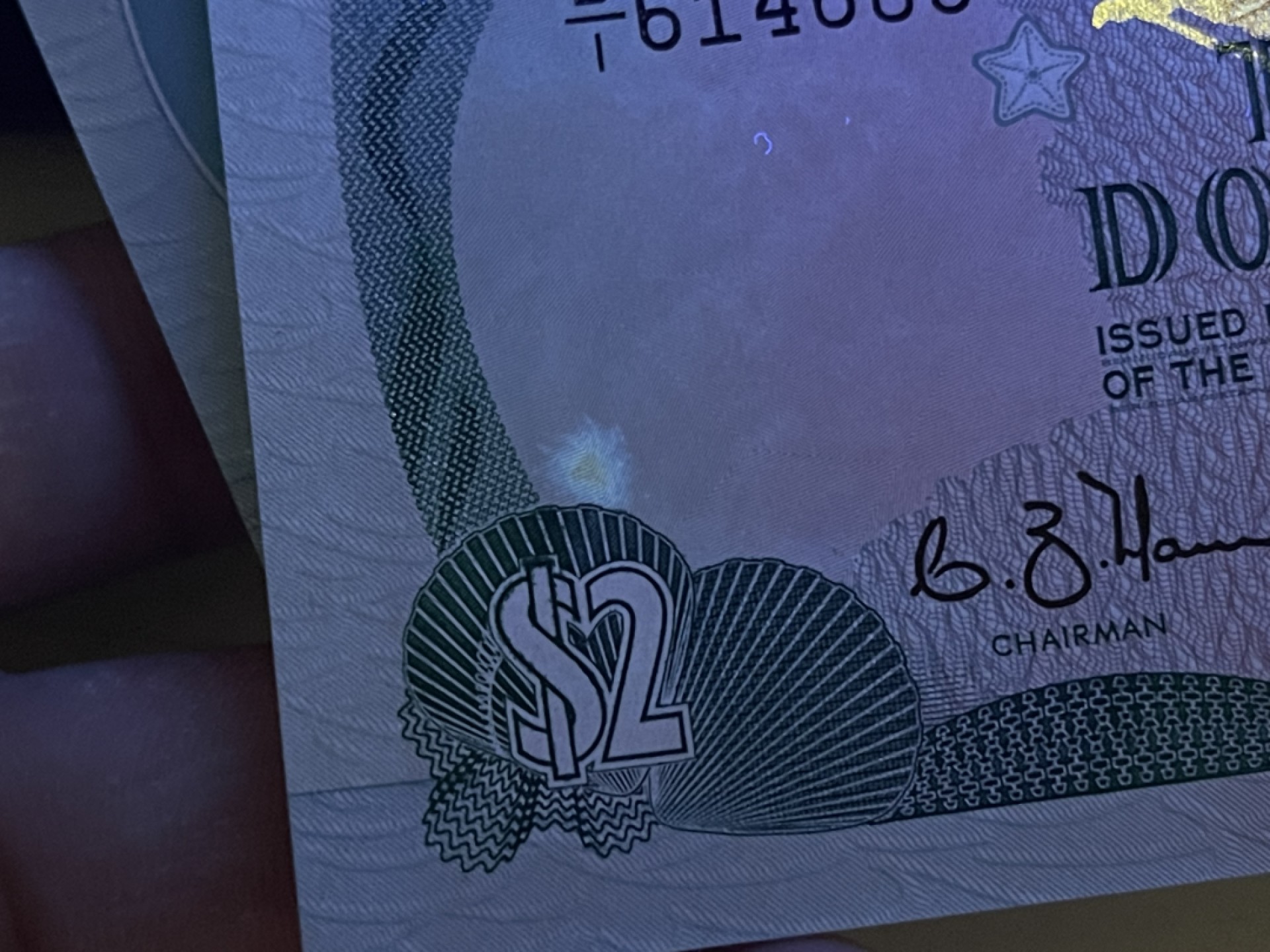 《外钞收藏家》第二百一十期 百慕大2刀 两个版本 近全新 都有一点瑕疵 如图