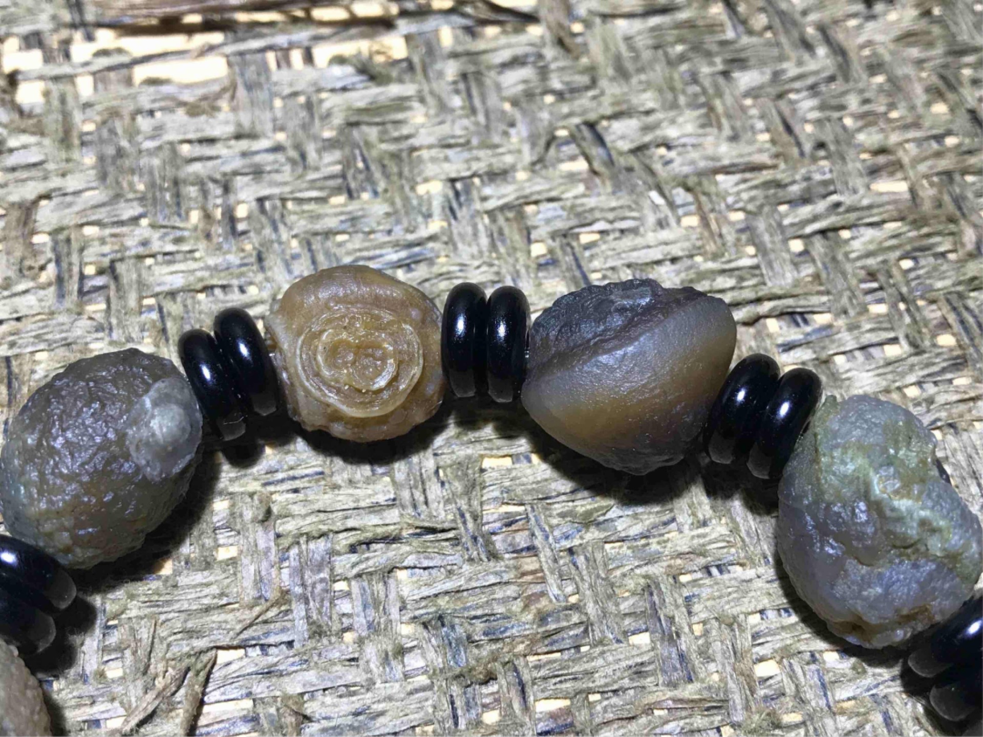 放福利！精美外蒙眼石手串一条，