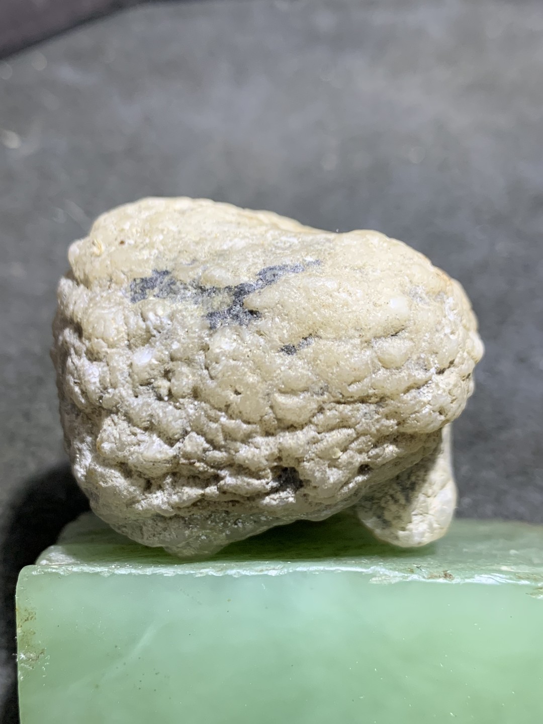 精美天然新疆哈密龟裂纹高玉化蛋白玉原石一块，