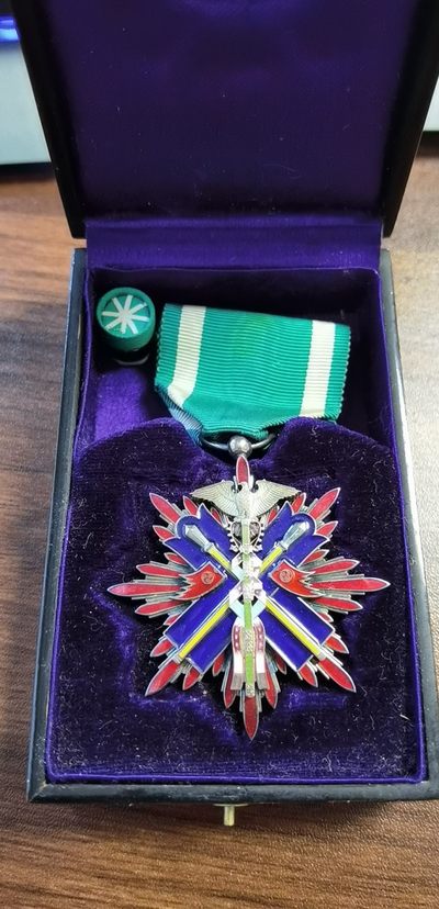 【海寧潮】纪念章及杂件专场 - 【海寧潮】小日本功五级金鵄银质珐琅彩勋章，原盒