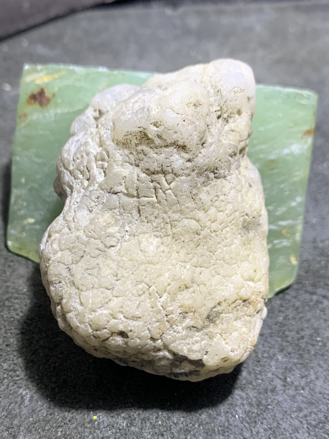 精美天然新疆哈密龟裂纹高玉化蛋白玉原石一块，