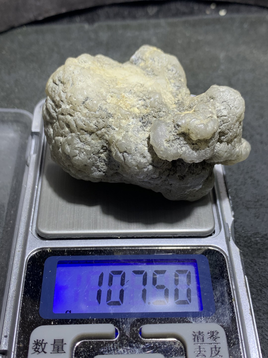 精美天然新疆哈密龟裂纹高玉化蛋白玉原石一块，