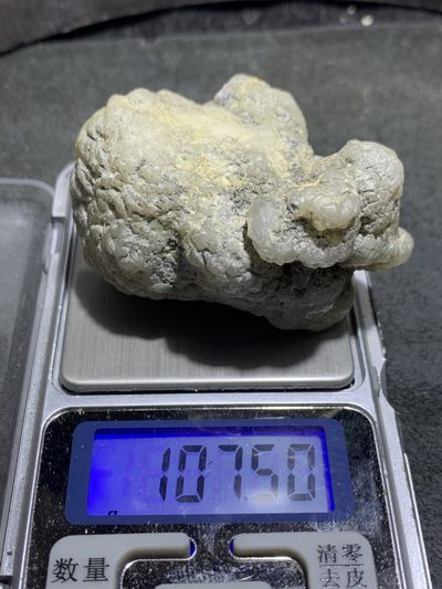 精美天然新疆哈密龟裂纹高玉化蛋白玉原石一块， 精美天然新疆哈密龟裂纹高玉化蛋白玉原石一块，