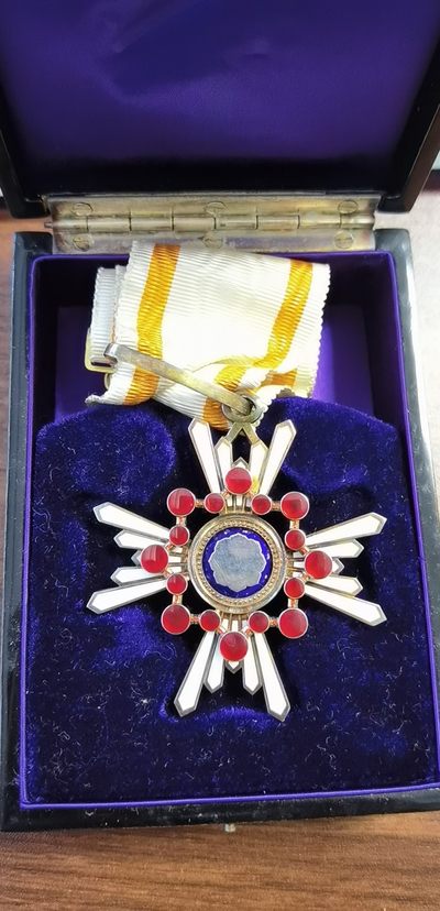 【海寧潮】纪念章及杂件专场 - 【海寧潮】小日本勋三等瑞宝彩色珐琅银质勋章，原盒