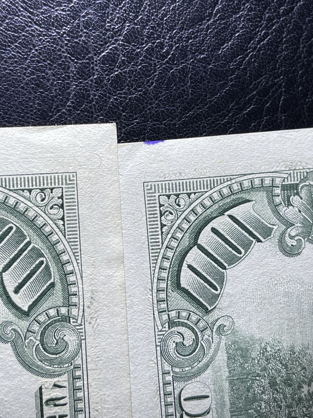 《外钞收藏家》第二百一十期 1990年100美元两张连号一起 小头版 AU品相 有一张背面右下角有一个污点