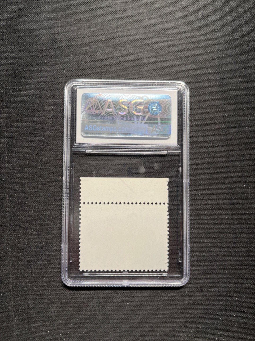 洪涛臻品 精选邮票限时拍卖第六十期 文17知青4分★漏纽扣★ ASG95冠军分OG ，带边纸色线，文革两大变体票，一是文18漏刺刀，二是文17漏纽扣。版撕精品送评，票全品无瑕疵，变体票存世量少，潜力巨大，喜欢不要错过，目前ASG评级处于初级阶段，注意趁早下手囤精品货，未来一定有意想不到的收获，(最后一图是漏纽扣变体对比图)