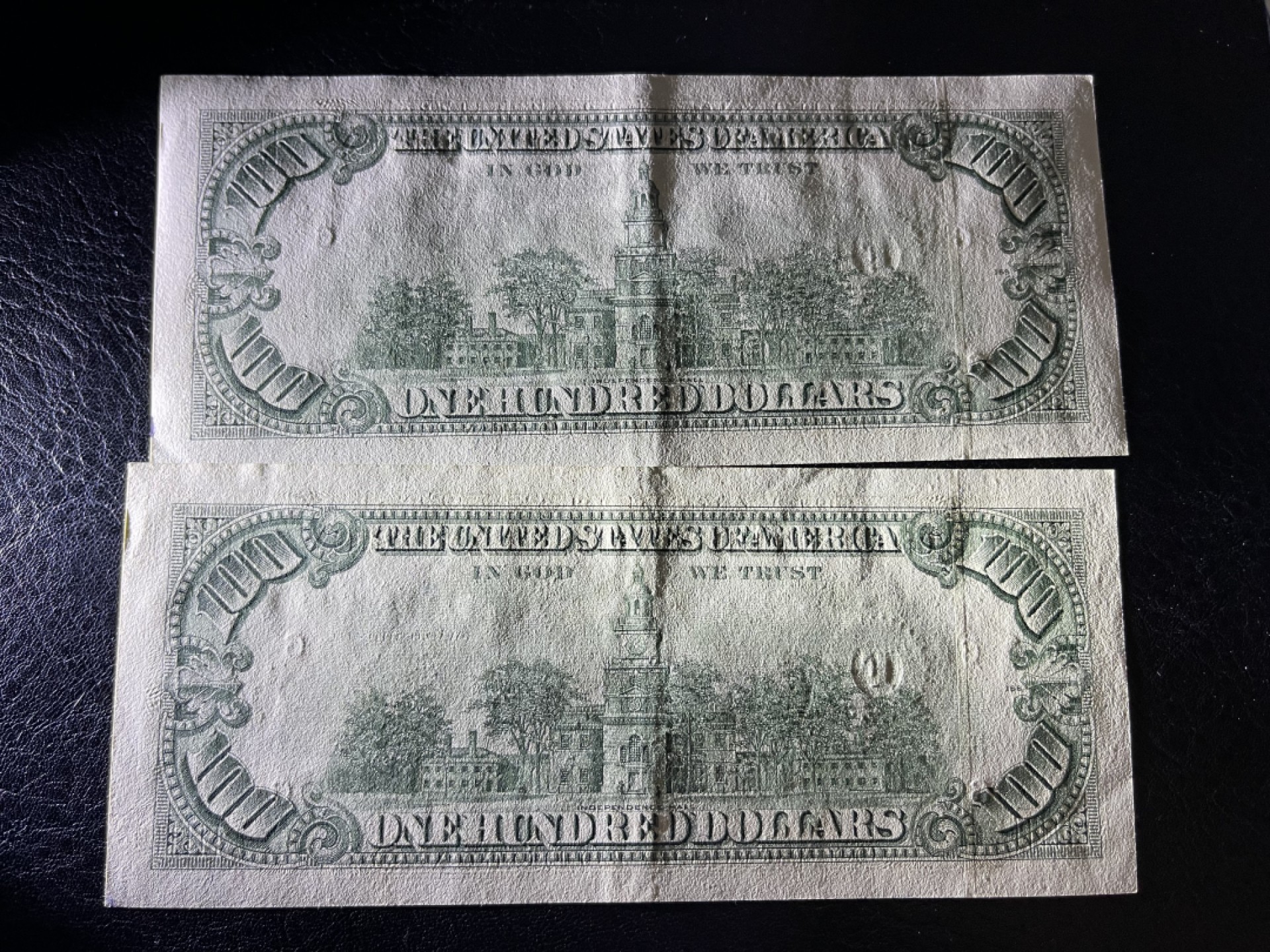 《外钞收藏家》第二百一十期 1990年100美元两张连号一起 小头版 AU品相 有一张背面右下角有一个污点