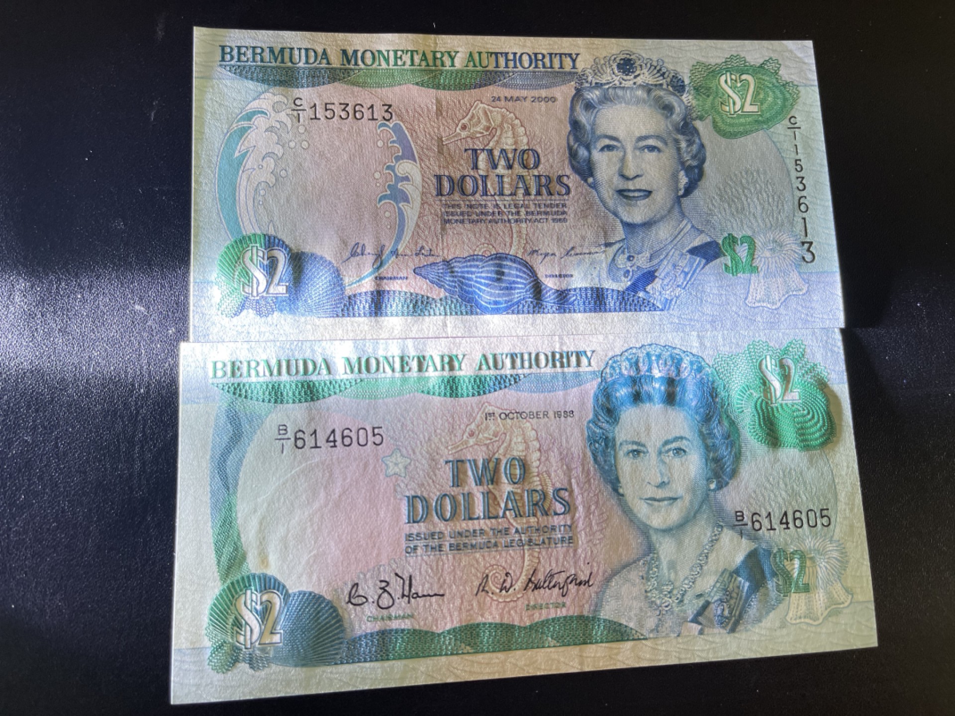 《外钞收藏家》第二百一十期 百慕大2刀 两个版本 近全新 都有一点瑕疵 如图