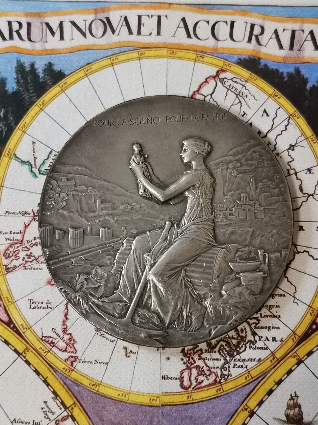 橡树集藏-006场 海纳百川 法国铜镀银章 雅典法国学校 1898年巴黎铸币厂 罗蒂roty作品 60mm 100.32g 丰饶角 考古形象玛丽安娜坐在倒下的柱子上 手持小雕像 周围有其他被挖掘的文物 背景是雅典废墟和山城景观 背面希腊雅典卫城景观 下方是缠绕着月桂枝和棕榈叶以及学校的立体建筑空间 浅银灰色表面 迷人的哑光表面 优雅的新艺术风格设计 设计绝美 雍容华贵 百年名章大名誉品 比法百少多了 sbp同款铜章960刀 