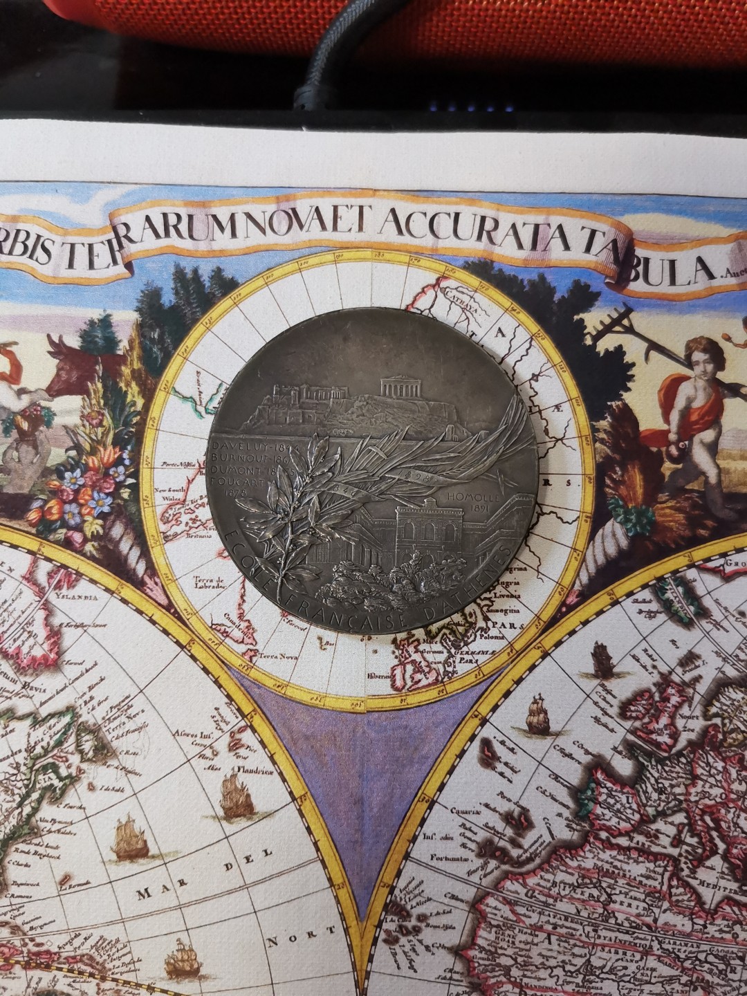 橡树集藏-006场 海纳百川 法国铜镀银章 雅典法国学校 1898年巴黎铸币厂 罗蒂roty作品 60mm 100.32g 丰饶角 考古形象玛丽安娜坐在倒下的柱子上 手持小雕像 周围有其他被挖掘的文物 背景是雅典废墟和山城景观 背面希腊雅典卫城景观 下方是缠绕着月桂枝和棕榈叶以及学校的立体建筑空间 浅银灰色表面 迷人的哑光表面 优雅的新艺术风格设计 设计绝美 雍容华贵 百年名章大名誉品 比法百少多了 sbp同款铜章960刀 