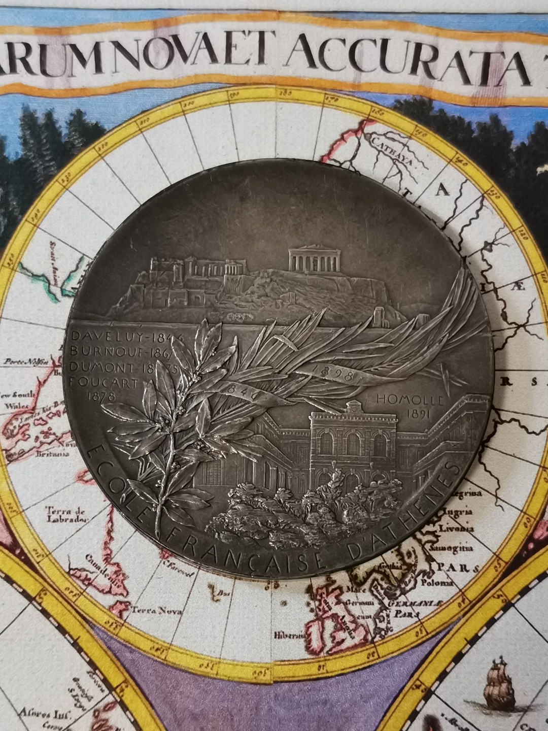 橡树集藏-006场 海纳百川 法国铜镀银章 雅典法国学校 1898年巴黎铸币厂 罗蒂roty作品 60mm 100.32g 丰饶角 考古形象玛丽安娜坐在倒下的柱子上 手持小雕像 周围有其他被挖掘的文物 背景是雅典废墟和山城景观 背面希腊雅典卫城景观 下方是缠绕着月桂枝和棕榈叶以及学校的立体建筑空间 浅银灰色表面 迷人的哑光表面 优雅的新艺术风格设计 设计绝美 雍容华贵 百年名章大名誉品 比法百少多了 sbp同款铜章960刀 