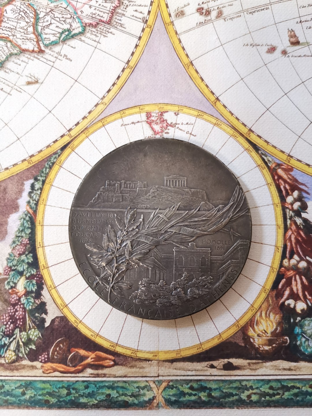 橡树集藏-006场 海纳百川 法国铜镀银章 雅典法国学校 1898年巴黎铸币厂 罗蒂roty作品 60mm 100.32g 丰饶角 考古形象玛丽安娜坐在倒下的柱子上 手持小雕像 周围有其他被挖掘的文物 背景是雅典废墟和山城景观 背面希腊雅典卫城景观 下方是缠绕着月桂枝和棕榈叶以及学校的立体建筑空间 浅银灰色表面 迷人的哑光表面 优雅的新艺术风格设计 设计绝美 雍容华贵 百年名章大名誉品 比法百少多了 sbp同款铜章960刀 