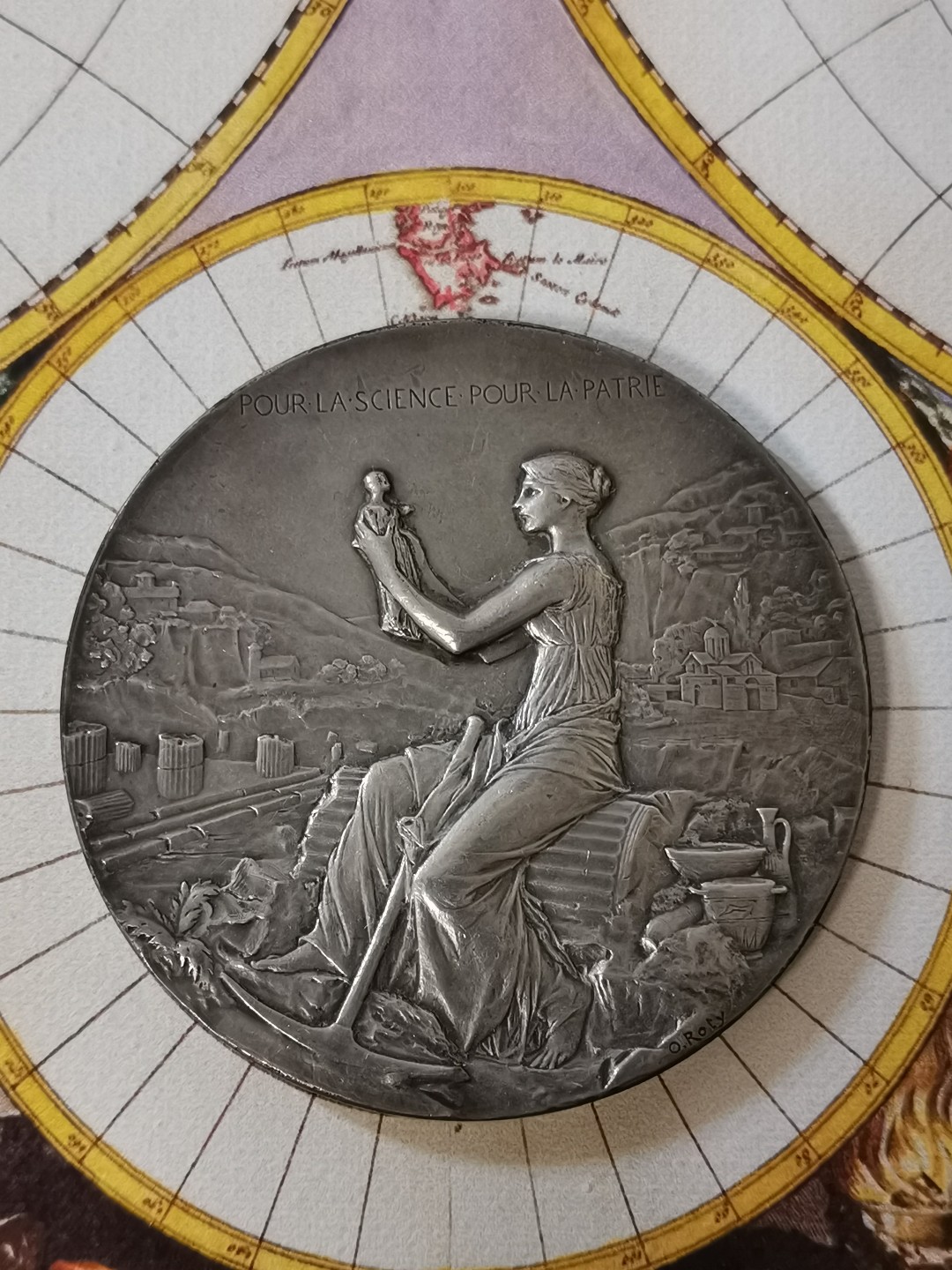 橡树集藏-006场 海纳百川 法国铜镀银章 雅典法国学校 1898年巴黎铸币厂 罗蒂roty作品 60mm 100.32g 丰饶角 考古形象玛丽安娜坐在倒下的柱子上 手持小雕像 周围有其他被挖掘的文物 背景是雅典废墟和山城景观 背面希腊雅典卫城景观 下方是缠绕着月桂枝和棕榈叶以及学校的立体建筑空间 浅银灰色表面 迷人的哑光表面 优雅的新艺术风格设计 设计绝美 雍容华贵 百年名章大名誉品 比法百少多了 sbp同款铜章960刀 