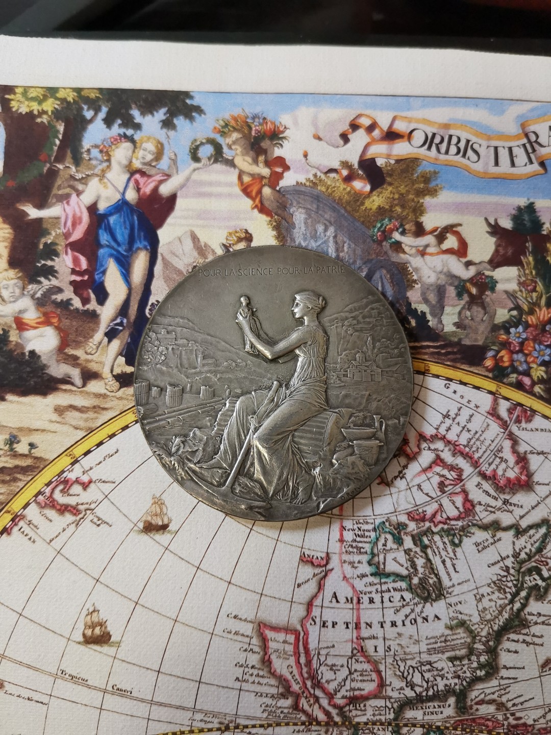 橡树集藏-006场 海纳百川 法国铜镀银章 雅典法国学校 1898年巴黎铸币厂 罗蒂roty作品 60mm 100.32g 丰饶角 考古形象玛丽安娜坐在倒下的柱子上 手持小雕像 周围有其他被挖掘的文物 背景是雅典废墟和山城景观 背面希腊雅典卫城景观 下方是缠绕着月桂枝和棕榈叶以及学校的立体建筑空间 浅银灰色表面 迷人的哑光表面 优雅的新艺术风格设计 设计绝美 雍容华贵 百年名章大名誉品 比法百少多了 sbp同款铜章960刀 