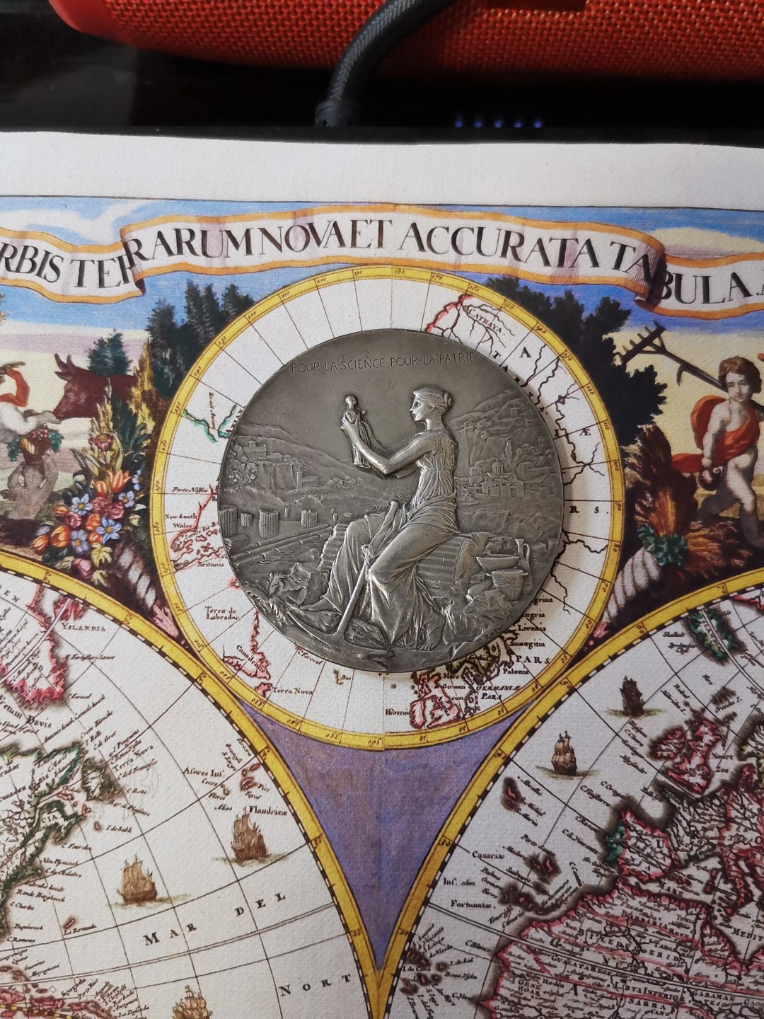 橡树集藏-006场 海纳百川 法国铜镀银章 雅典法国学校 1898年巴黎铸币厂 罗蒂roty作品 60mm 100.32g 丰饶角 考古形象玛丽安娜坐在倒下的柱子上 手持小雕像 周围有其他被挖掘的文物 背景是雅典废墟和山城景观 背面希腊雅典卫城景观 下方是缠绕着月桂枝和棕榈叶以及学校的立体建筑空间 浅银灰色表面 迷人的哑光表面 优雅的新艺术风格设计 设计绝美 雍容华贵 百年名章大名誉品 比法百少多了 sbp同款铜章960刀 