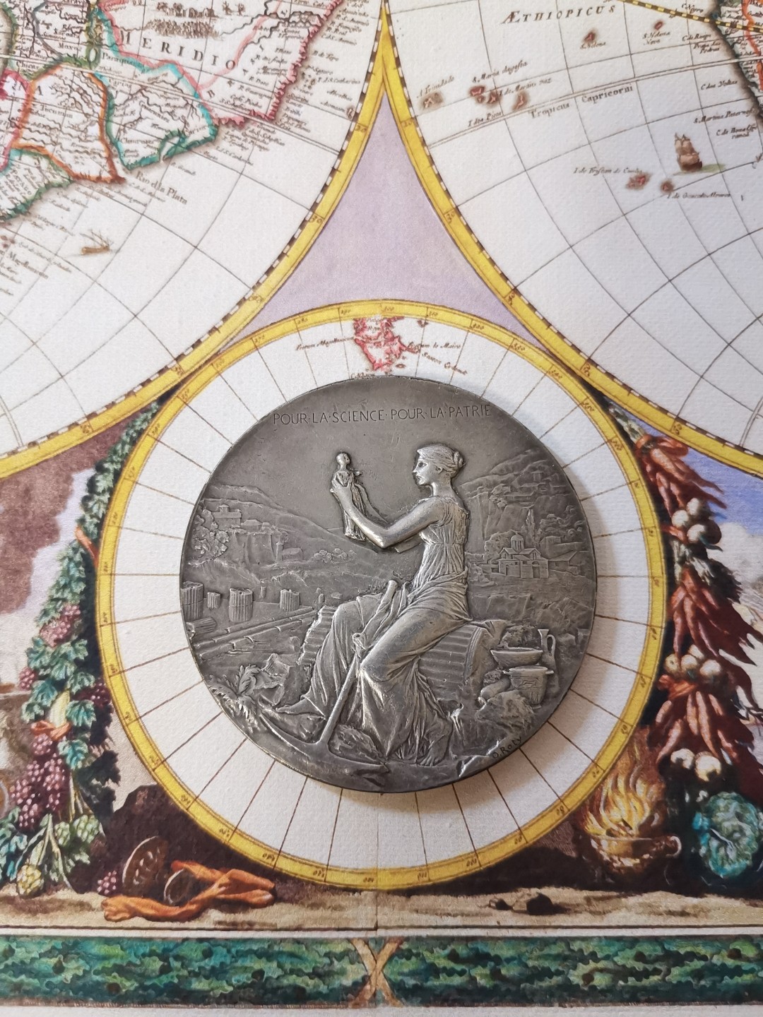 橡树集藏-006场 海纳百川 法国铜镀银章 雅典法国学校 1898年巴黎铸币厂 罗蒂roty作品 60mm 100.32g 丰饶角 考古形象玛丽安娜坐在倒下的柱子上 手持小雕像 周围有其他被挖掘的文物 背景是雅典废墟和山城景观 背面希腊雅典卫城景观 下方是缠绕着月桂枝和棕榈叶以及学校的立体建筑空间 浅银灰色表面 迷人的哑光表面 优雅的新艺术风格设计 设计绝美 雍容华贵 百年名章大名誉品 比法百少多了 sbp同款铜章960刀 