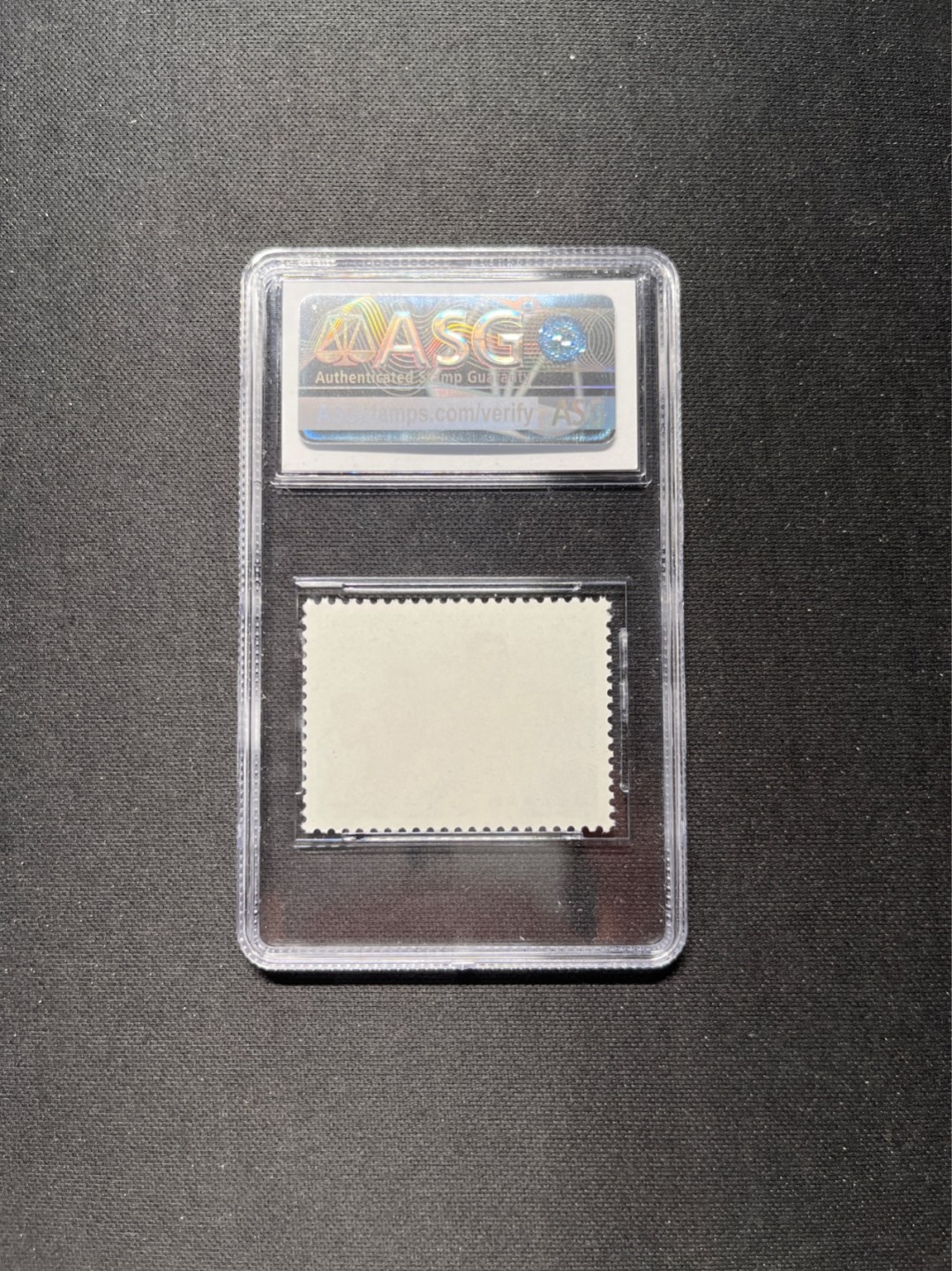 洪涛臻品 精选邮票限时拍卖第六十一期 文17知青4分★漏纽扣★ ASG95冠军分OG ，文革两大变体票，一是文18漏刺刀，二是文17漏纽扣。版撕精品送评，票全品无瑕疵，变体票存世量少，潜力巨大，喜欢不要错过，目前ASG评级处于初级阶段，注意趁早下手囤精品货，未来一定有意想不到的收获，(最后一图是漏纽扣变体对比图)