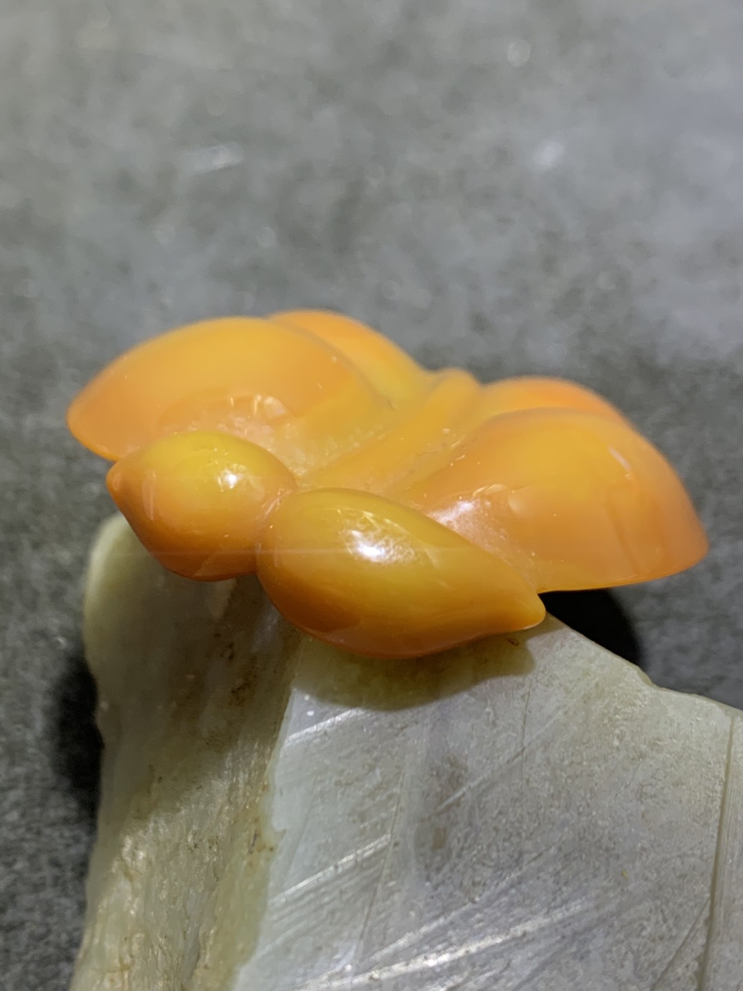 精美战国红玛瑙雕刻树叶吊坠一个，寓意：大业有成，