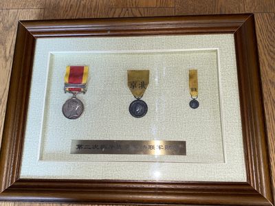 盛世勋华——号角文化勋章专场拍卖第57期 - 英国 法国第二次鸦片战争侵华章套章 摆框为定制 英国二鸦带大沽口1858条 海军版，法国二鸦为E.FALOT版，法国二鸦迷你为s.f版均为银制 ，摆框精美，适合展示