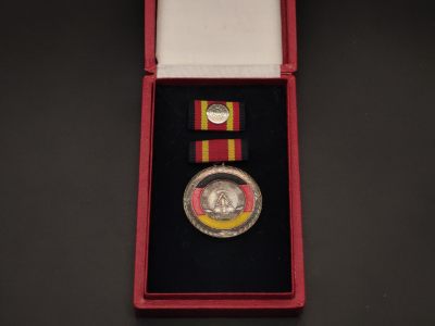 戎马世界章牌大赏（第13期） - 东德国家荣誉勋章