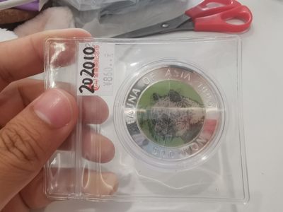 29.【鲸贝乐★道德经】第“虚而不屈，动而愈出”号拍卖 - 【朝鲜🇰🇵★1盎司纯银银币国徽版】1996年熊猫老虎多彩图案银币500元，全新全品UNC