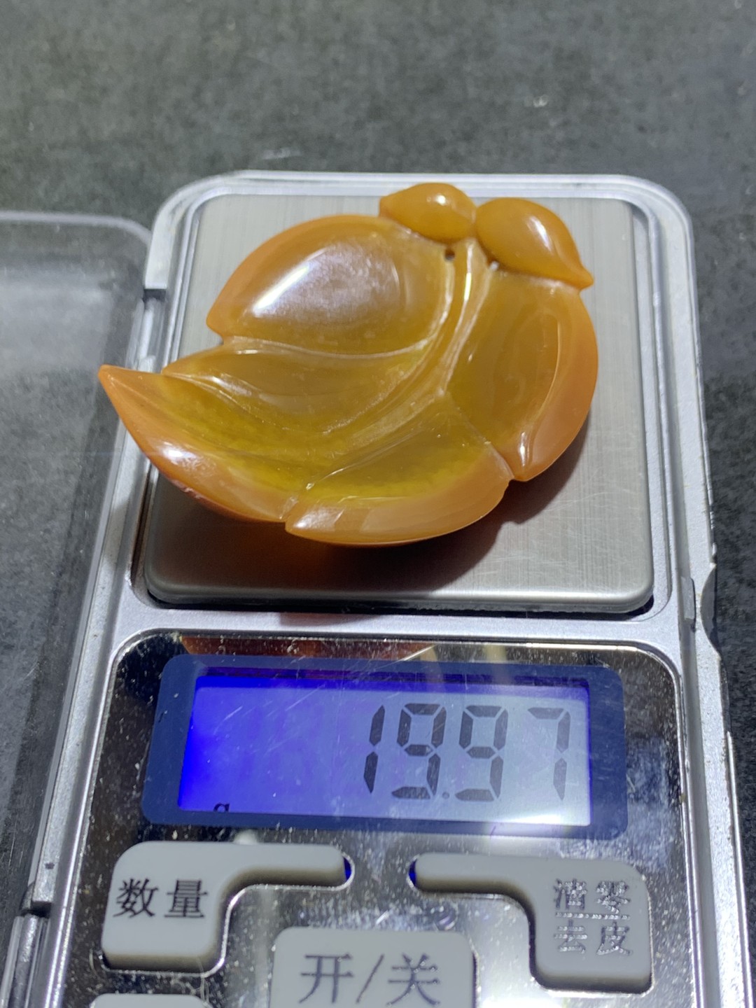 精美战国红玛瑙雕刻树叶吊坠一个，寓意：大业有成，