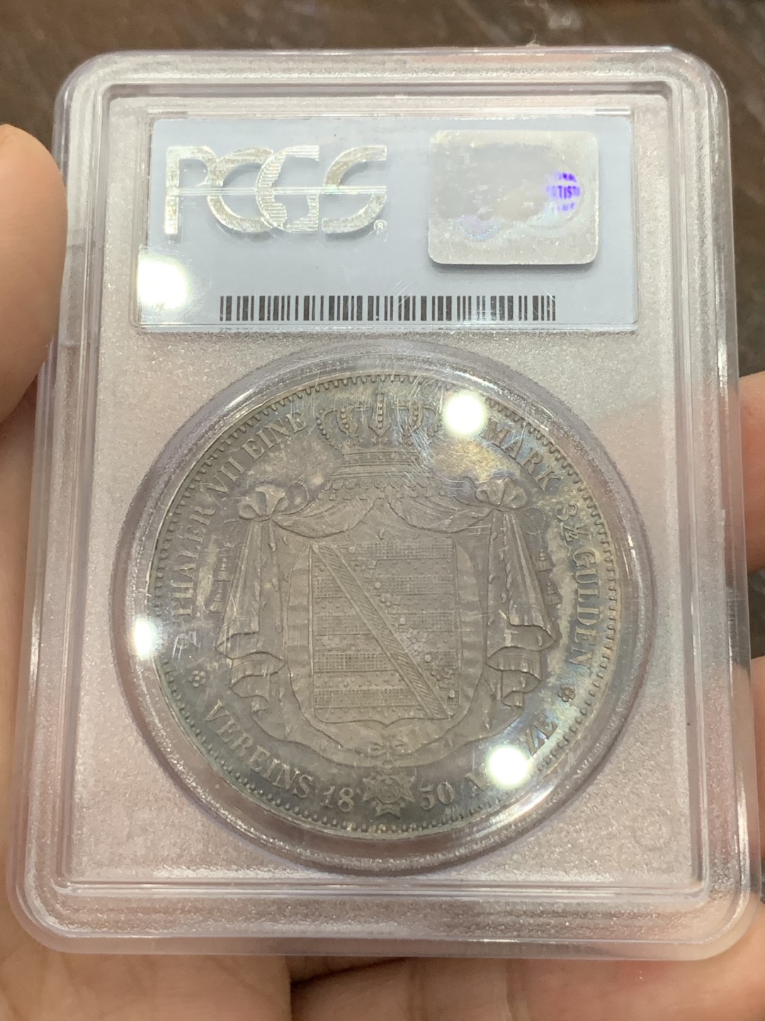 《竞宝斋》第108场-周日，周一 ，周四3场连拍（全场包邮） PCGS-AU58 1850F德国萨克森大窗帘2泰勒大银币，镜面底板，深彩包浆，青蓝与金黄融合，如梦似幻，细节完整，不可多得的佳品，老盒严评的产物