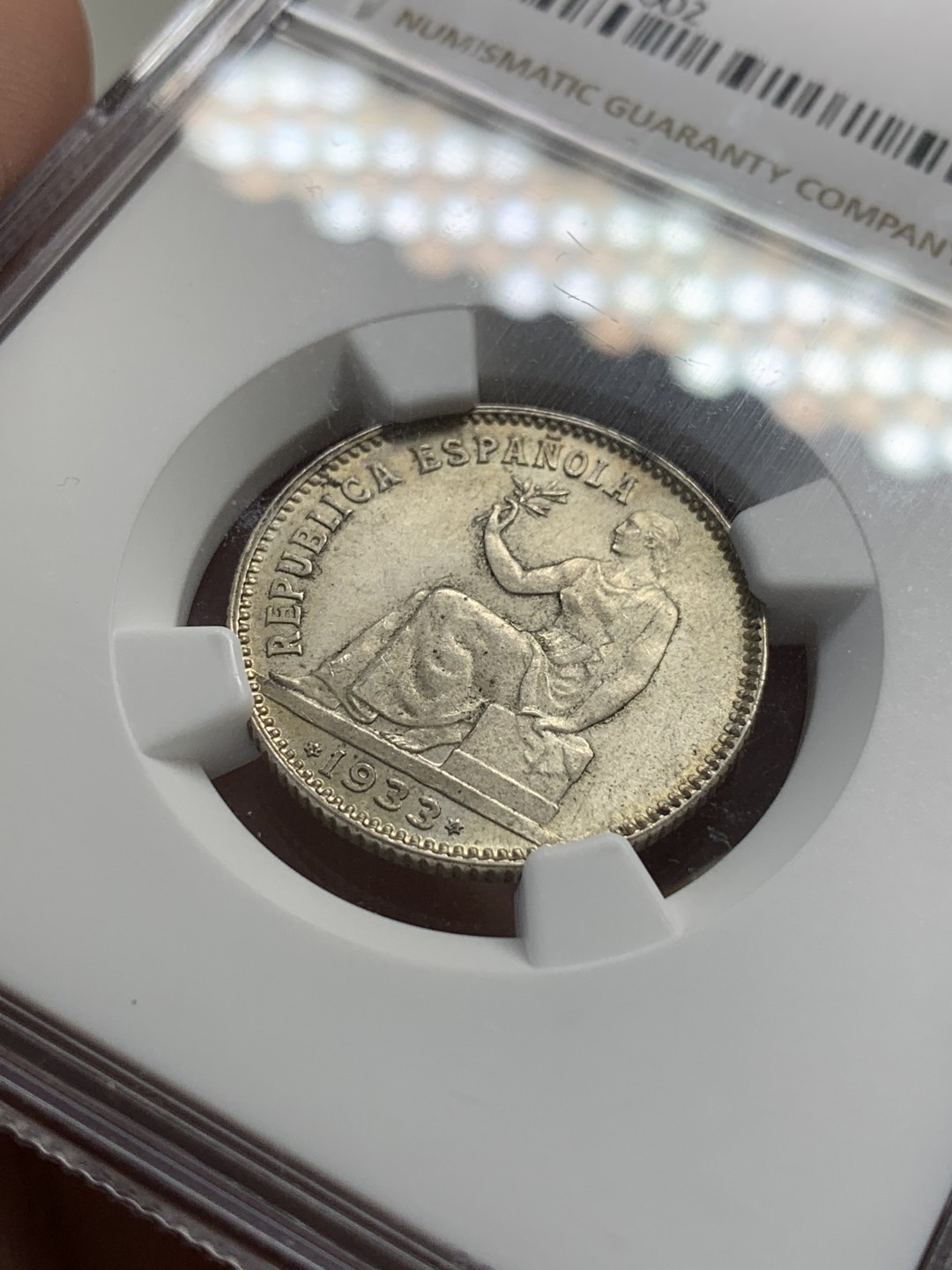 《竞宝斋》第108场-周日，周一 ，周四3场连拍（全场包邮） NGC-MS62 西班牙 1933年 内战版 1比塞塔拿花银币