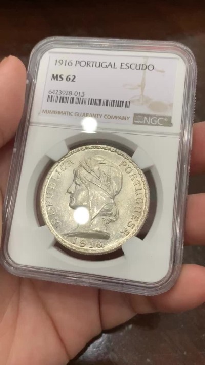 《竞宝斋》第108场-周日，周一 ，周四3场连拍（全场包邮） NGC-MS62 葡萄牙1916年 自由女神像 1埃斯库多大银币 这年份比15年的少很多