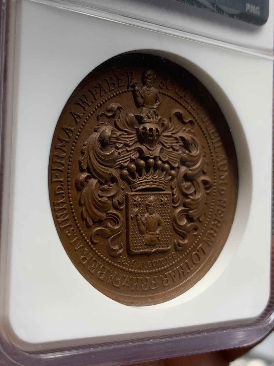 《竞宝斋》第108场-周日，周一 ，周四3场连拍（全场包邮） NGC MS64 1889年德国纽伦堡杰出企业家法贝尔纪念铜章 双面超高浮雕 盾徽精美细致