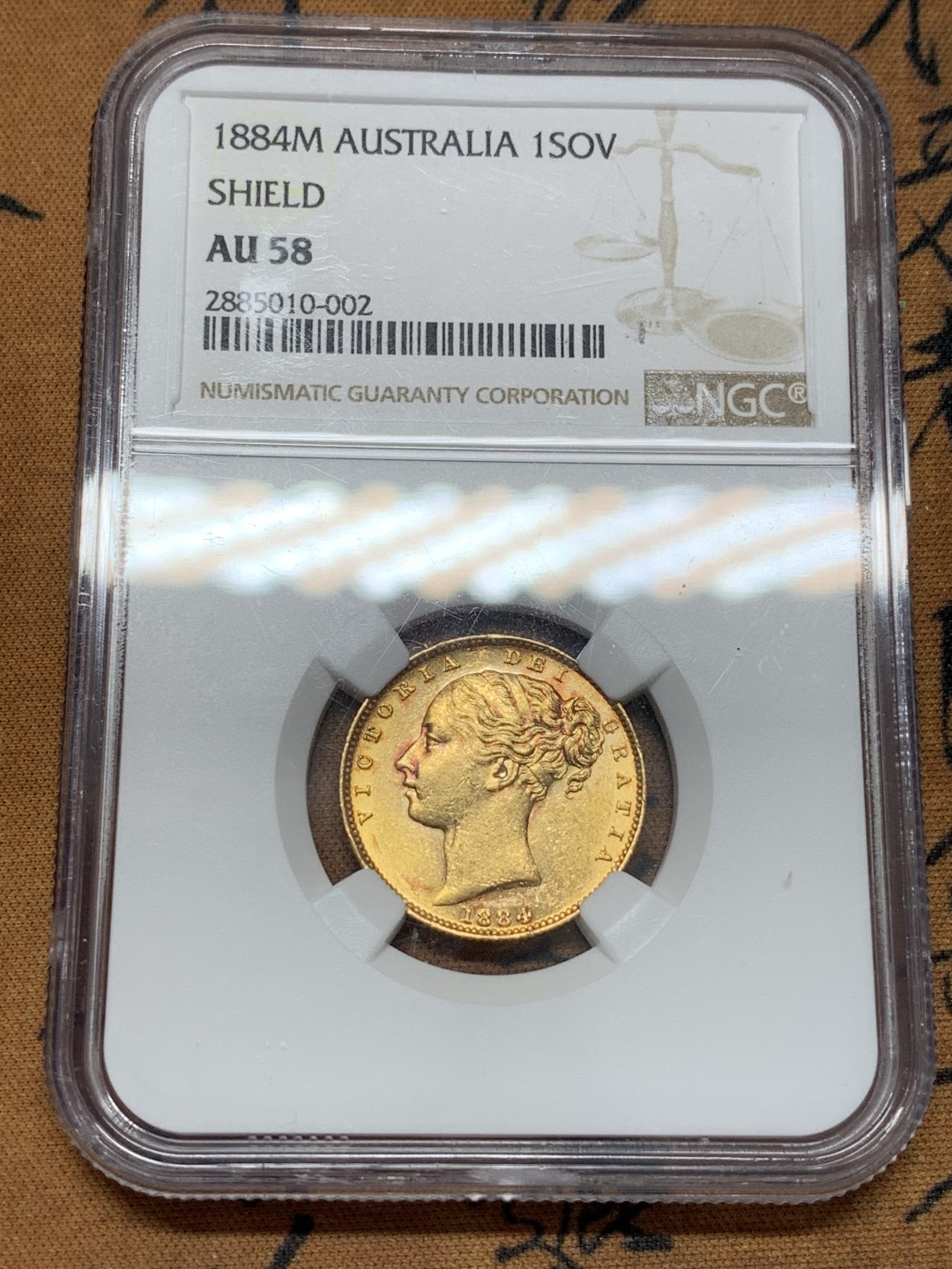 《竞宝斋》第108场-周日，周一 ，周四3场连拍（全场包邮） NGC-AU58，1884M 澳洲小维年轻头像盾徽版1索维林金币，金币版的小维克朗平替性价比高收藏正当时