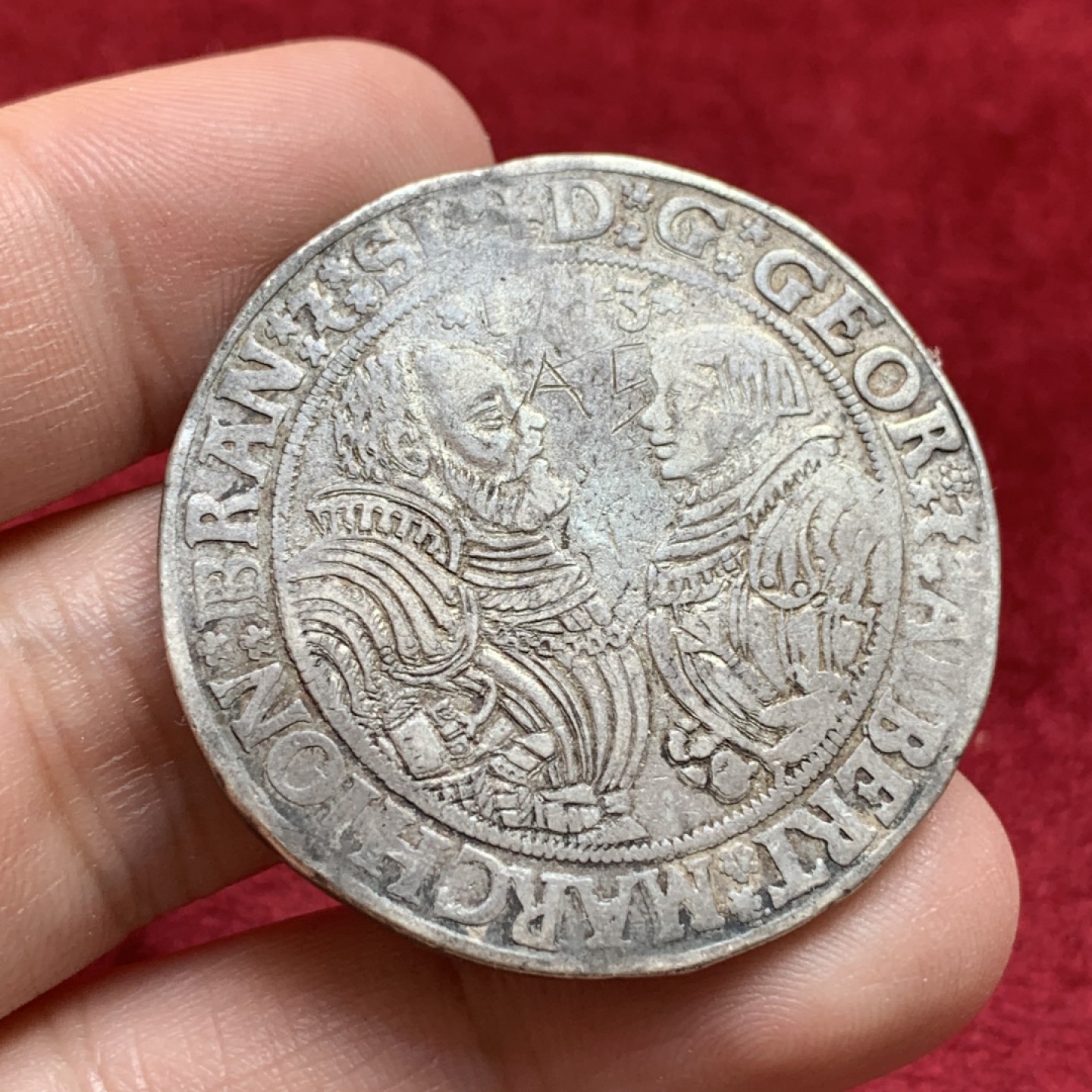 《竞宝斋》第108场-周日，周一 ，周四3场连拍（全场包邮） 1543年 神圣罗马帝国勃兰登堡-法兰克尼亚1泰勒银币 霍亨索伦家族少见铸币  币面图案铭文完整 背面纹章漂亮，有条顿骑士团鸢尾十字、勃兰登堡鹰、霍亨索伦方格、西里西亚鹰、纽伦堡狮子等元素 比较有意义 细节见图