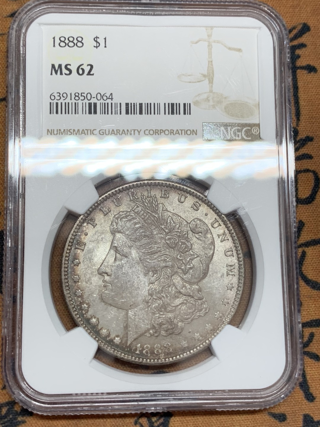 《竞宝斋》第108场-周日，周一 ，周四3场连拍（全场包邮） NGC-MS62 美国1888摩根银币 双面均匀绒布盒老包浆整体观感很温润 挺好