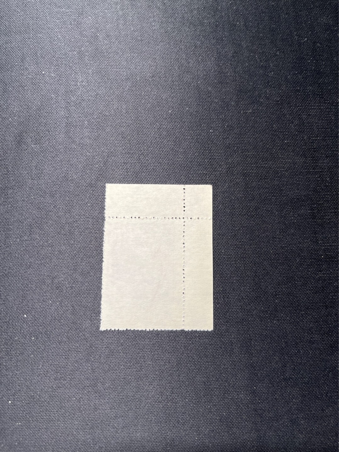 洪涛臻品 精选邮票限时拍卖第六十三期 纪26列宁新 总筋3-2 直角边 色线➕数字(11*8) 非常稀缺，一版就一枚。直角边角尖极轻微磨损见图，正常轻微压痕，不影响票评级品相。版撕全品★收藏级品相★总筋一枚几乎等于一套票★老纪特经典票，ASG90分一套价格1500元左右，博分首选，收藏或评级必须选版撕票，注意捡漏