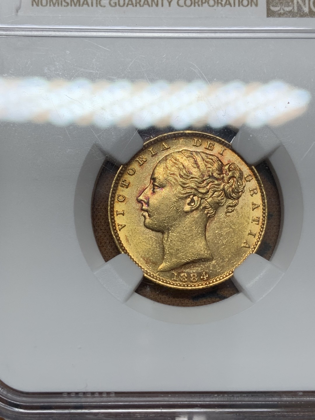 《竞宝斋》第108场-周日，周一 ，周四3场连拍（全场包邮） NGC-AU58，1884M 澳洲小维年轻头像盾徽版1索维林金币，金币版的小维克朗平替性价比高收藏正当时