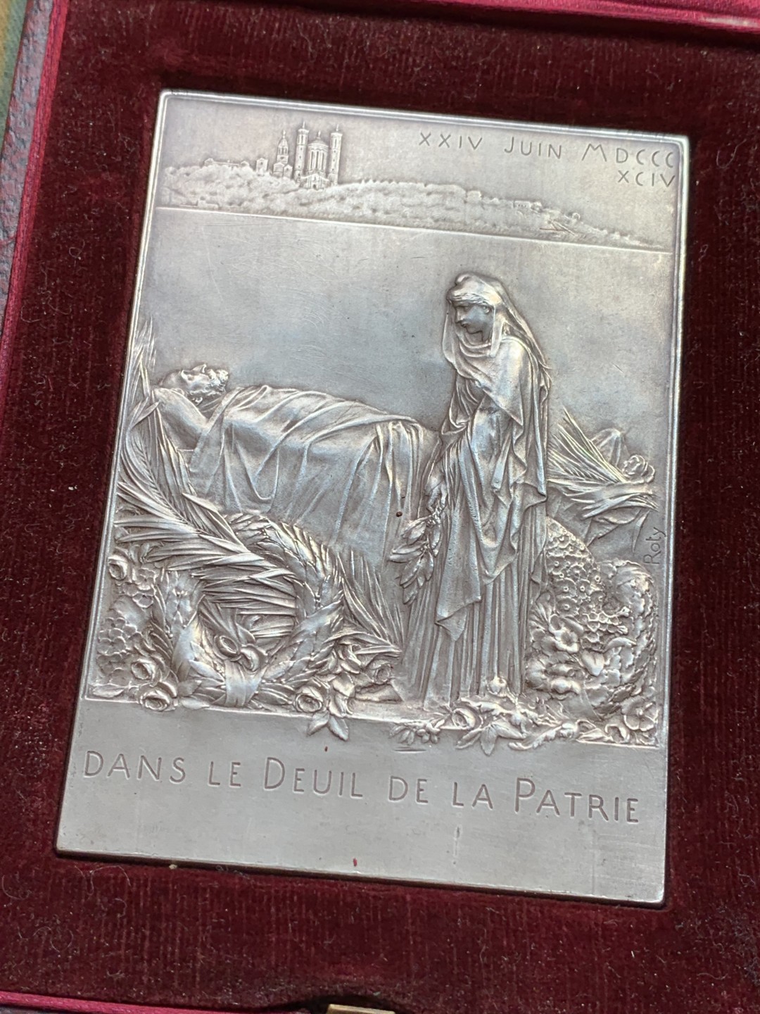 《竞宝斋》第108场-周日，周一 ，周四3场连拍（全场包邮） 法国 1894年卡诺总统葬礼纪念镀银大铜章，带原盒。雕刻大师罗蒂（O Roty）名作，直径80mm*57mm。正面图案为玛丽安娜女神站立于花环簇拥的总统遗体旁，背面一群身穿长袍黑纱的人将棺椁抬向先贤祠