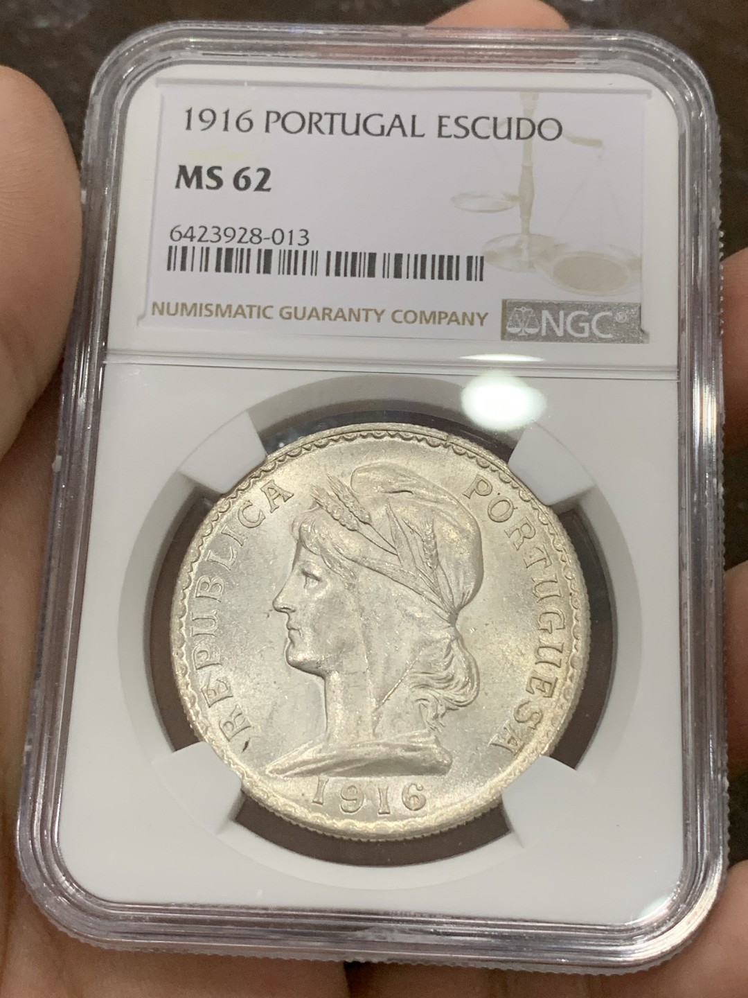 《竞宝斋》第108场-周日，周一 ，周四3场连拍（全场包邮） NGC-MS62 葡萄牙1916年 自由女神像 1埃斯库多大银币 这年份比15年的少很多