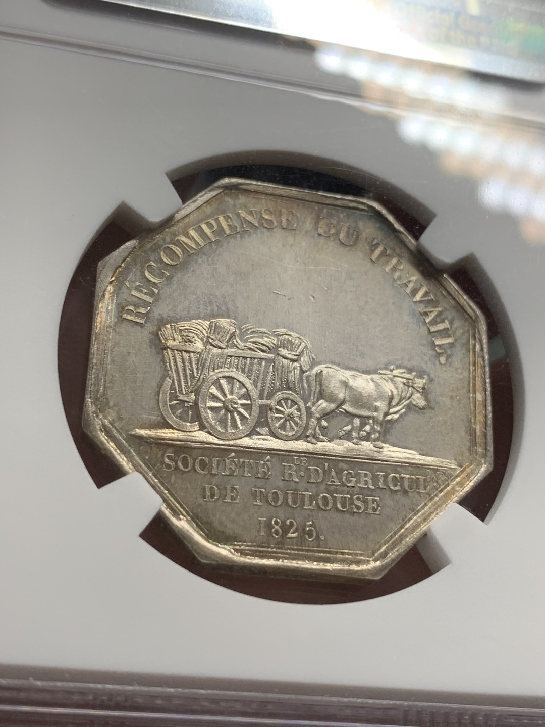 《竞宝斋》第108场-周日，周一 ，周四3场连拍（全场包邮） NGC-MS64 1825年法国图卢茨农业协会八角银质代币 这个品种很少见，孔雀彩，状态极佳，蜜蜂标