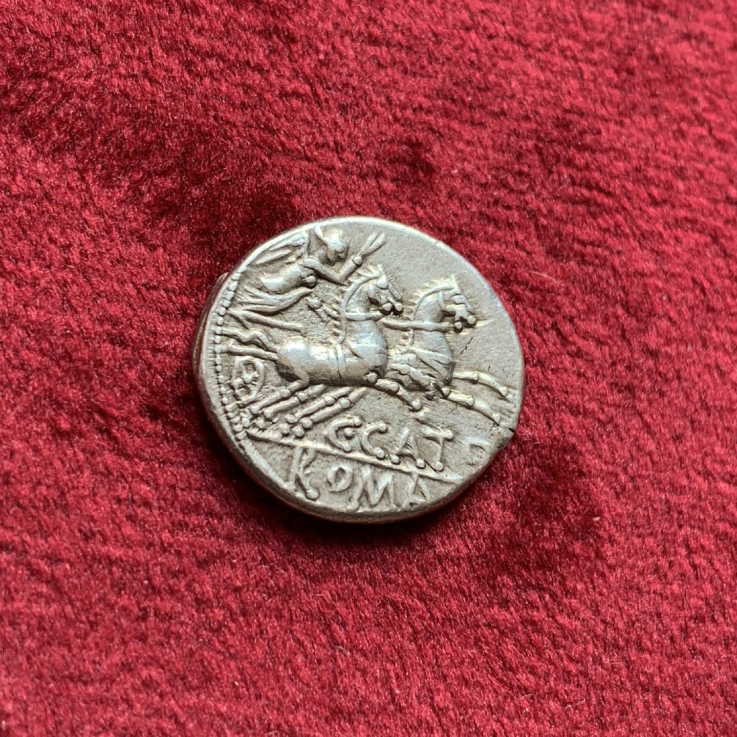 《竞宝斋》第108场-周日，周一 ，周四3场连拍（全场包邮） 古罗马银币 公元前137年 罗马城守护女神和胜利女神驾驭双马车 3.88克  细节非常好 打制居中 马匹磨损小