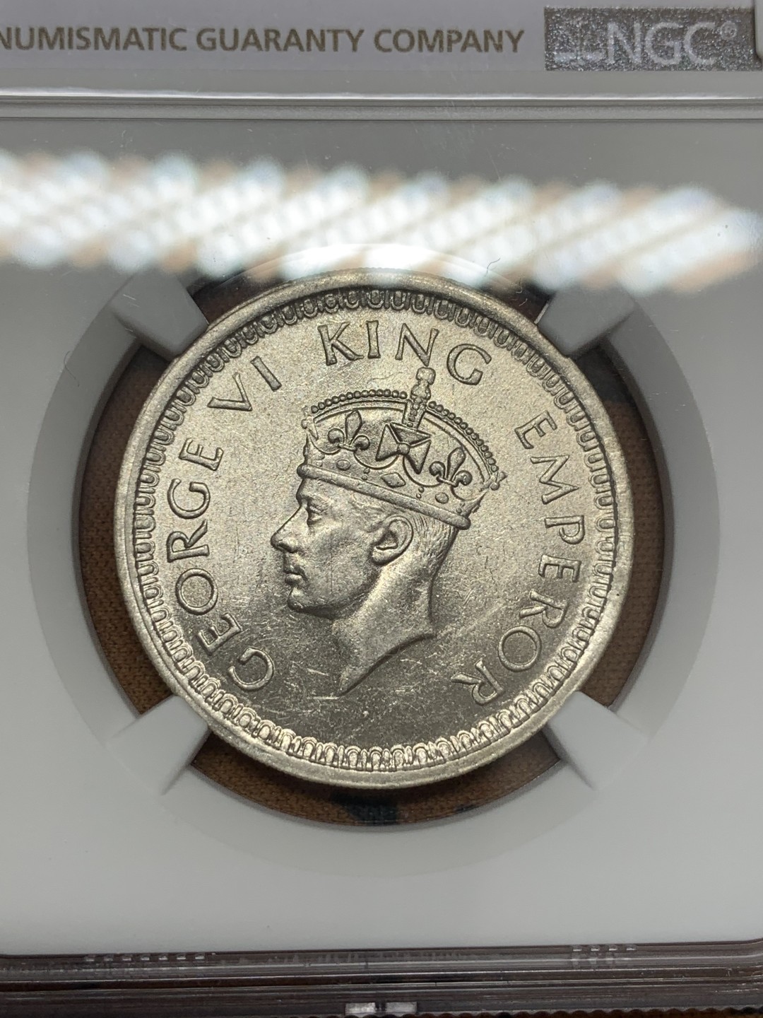 《竞宝斋》第108场-周日，周一 ，周四3场连拍（全场包邮） NGC MS62 1945L乔治六世印度卢比，带银霜转光，前阵子严的时候送的，62中的战斗机