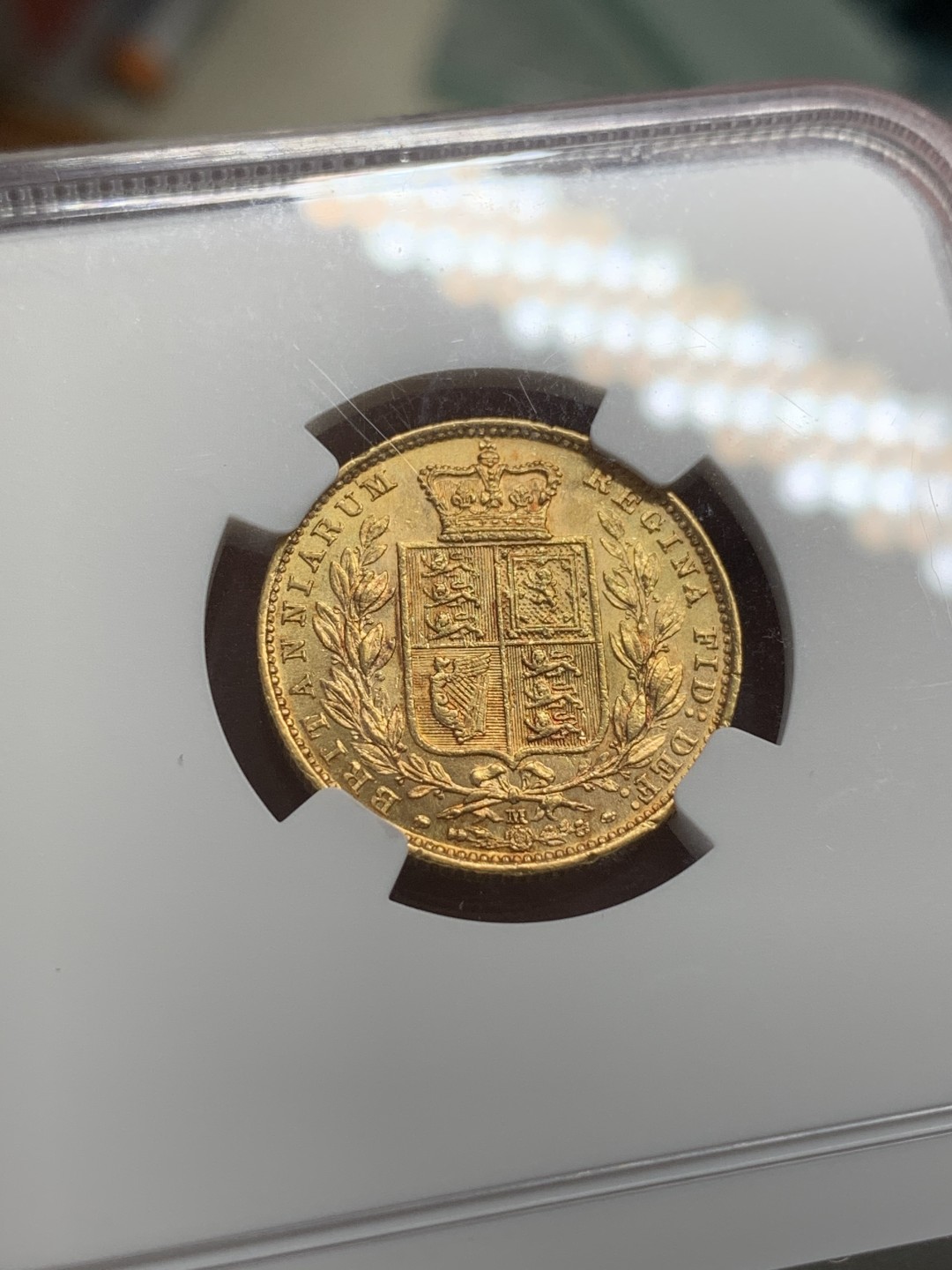 《竞宝斋》第108场-周日，周一 ，周四3场连拍（全场包邮） NGC-AU58，1884M 澳洲小维年轻头像盾徽版1索维林金币，金币版的小维克朗平替性价比高收藏正当时