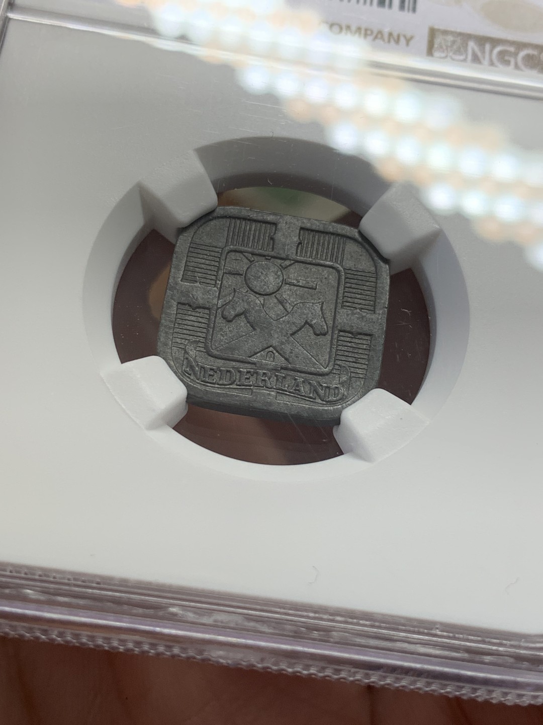 《竞宝斋》第108场-周日，周一 ，周四3场连拍（全场包邮） 冠军分 NGC-MS62 荷兰1941年 5分锌币 正方形 非常稀少