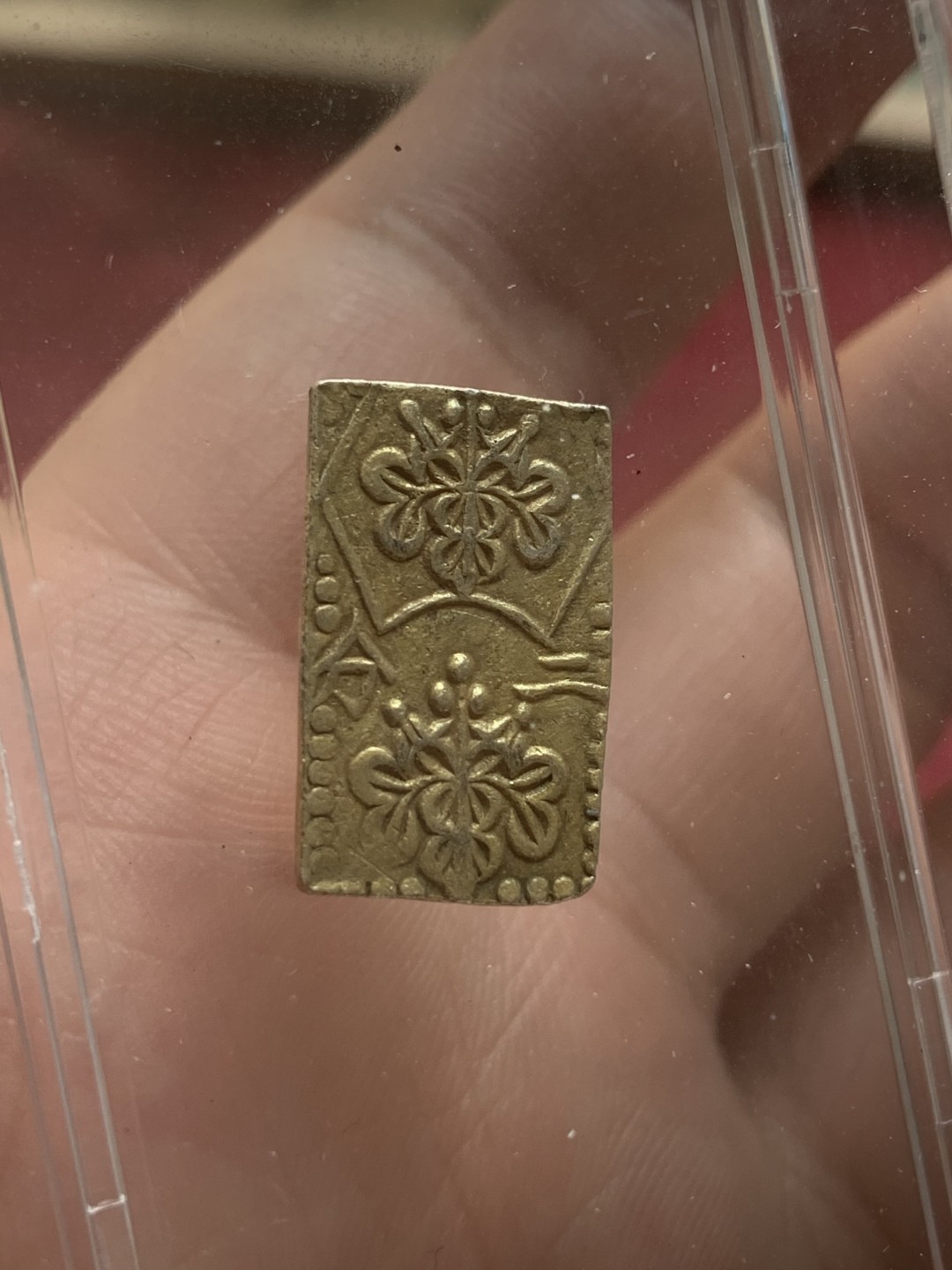 《竞宝斋》第108场-周日，周一 ，周四3场连拍（全场包邮） 保粹MS-62 1856年 日本 安正 二分金 悬空盒不错 无死角 看的清晰