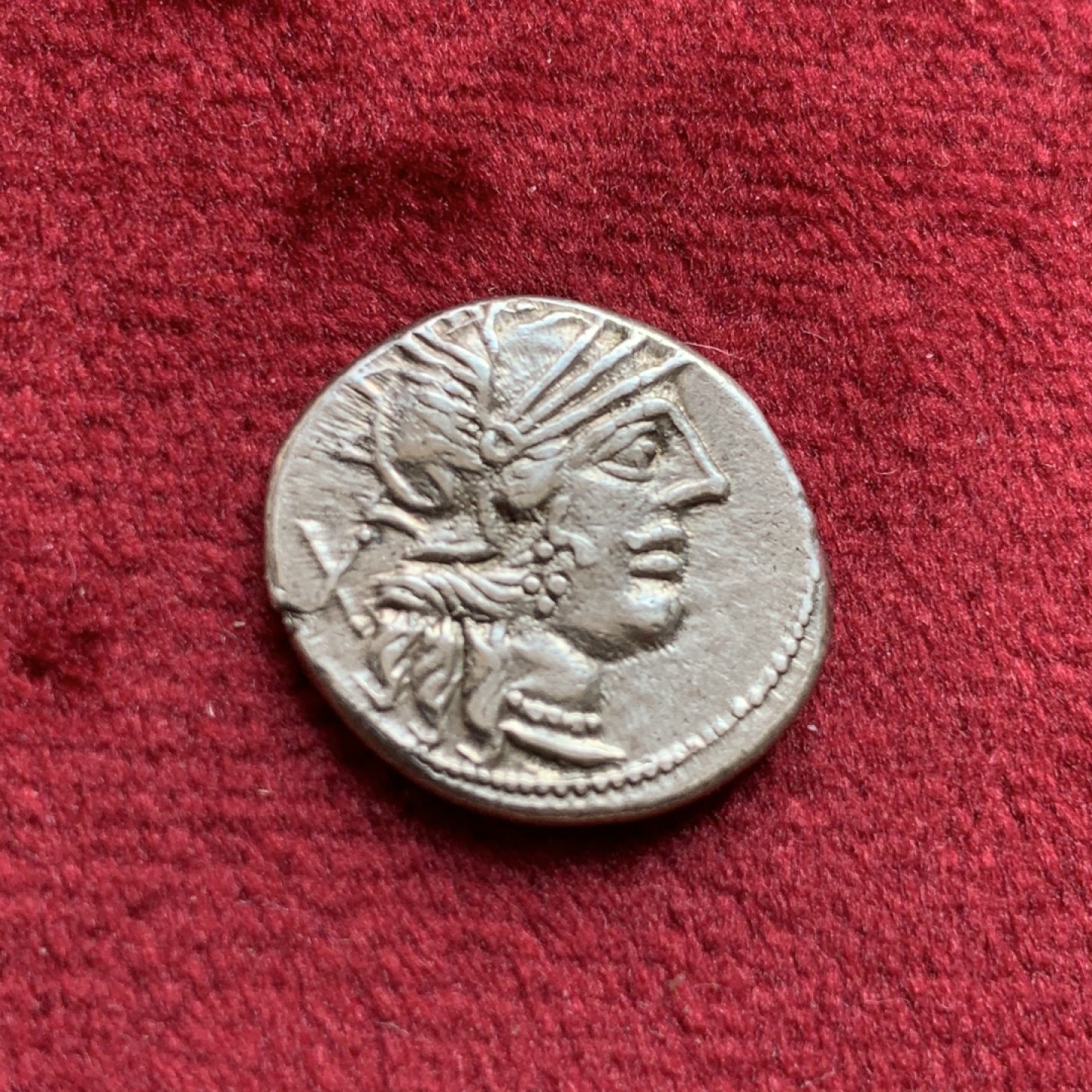 《竞宝斋》第108场-周日，周一 ，周四3场连拍（全场包邮） 古罗马银币 公元前137年 罗马城守护女神和胜利女神驾驭双马车 3.88克  细节非常好 打制居中 马匹磨损小