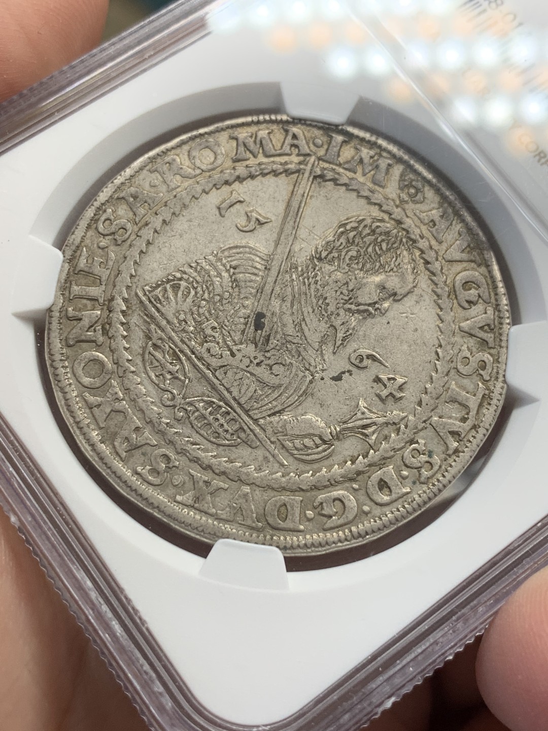 《竞宝斋》第108场-周日，周一 ，周四3场连拍（全场包邮） NGC AU50 德国 1564年 萨克森 持剑武士 泰勒大银币 这个时期的银币要看分更要看状态 原味包浆 人物发丝清晰难得