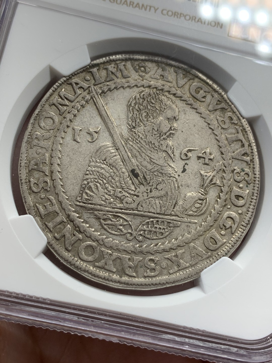 《竞宝斋》第108场-周日，周一 ，周四3场连拍（全场包邮） NGC AU50 德国 1564年 萨克森 持剑武士 泰勒大银币 这个时期的银币要看分更要看状态 原味包浆 人物发丝清晰难得